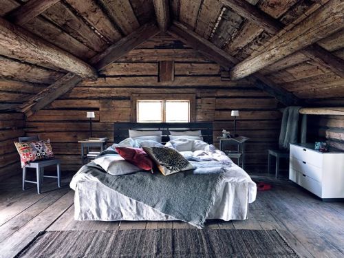 Sypialnia na poddaszu. Drewniane, wiejskie wnętrze.