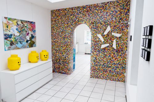 Ściana obudowana klockami LEGO