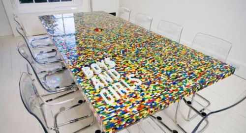 Stół z klocków LEGO