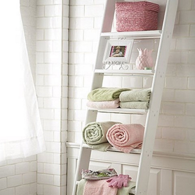 Drabina w łazience? Wygląda perfekcyjnie w towarzystwie pastelowych dodatków, takich jak ręczniki czy koszyki.